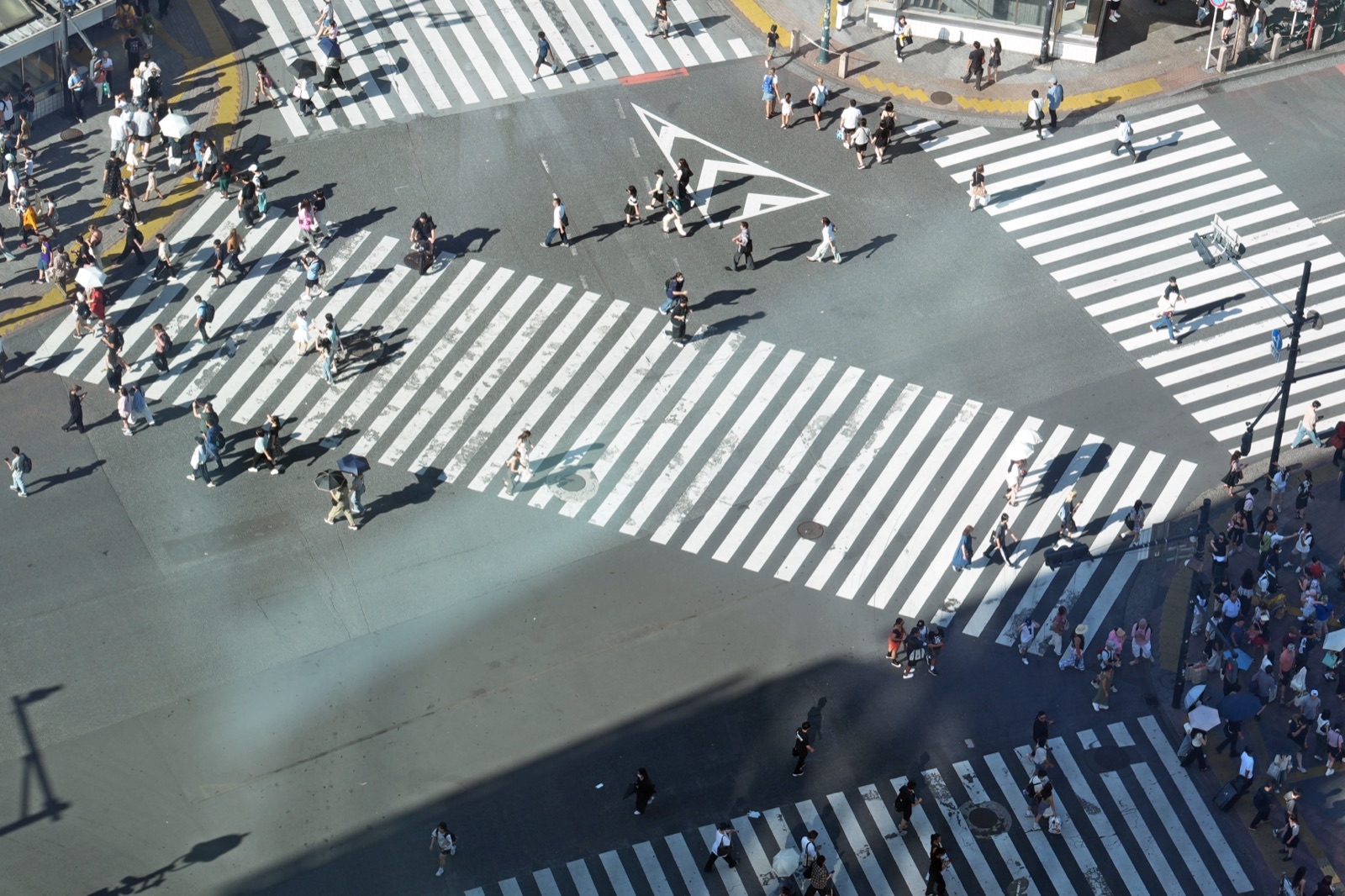 渋谷のスクランブル交差点を上から見た様子